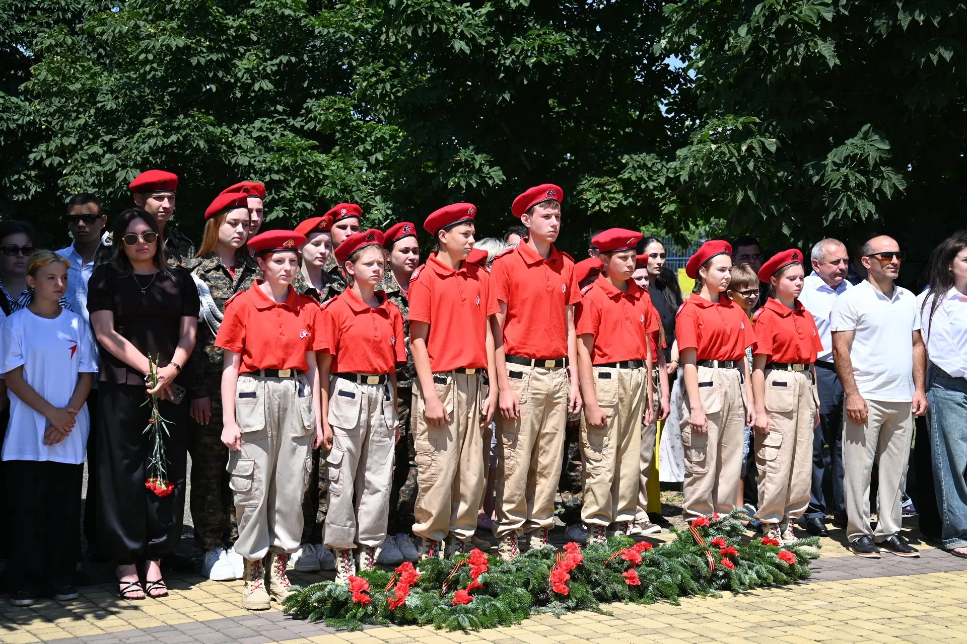 🕯️ Связь поколений: в станице Дондуковской торжественно зажгли Вечный огонь 🇷🇺

На мемориальном к