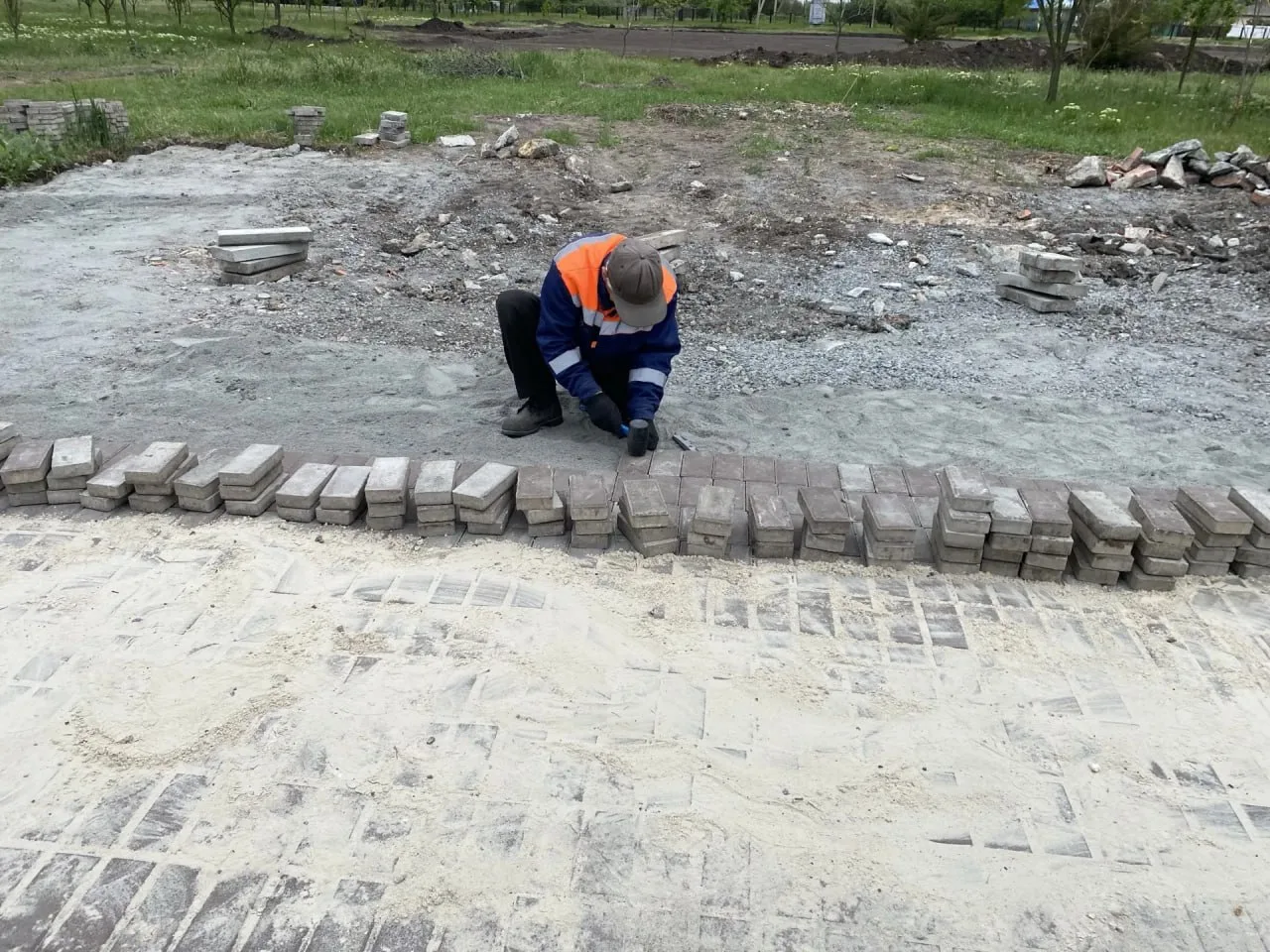 Благоустройство общественной территории  В с. Новобогдановка сотрудники МБУ «Жилсервис» проводят раб