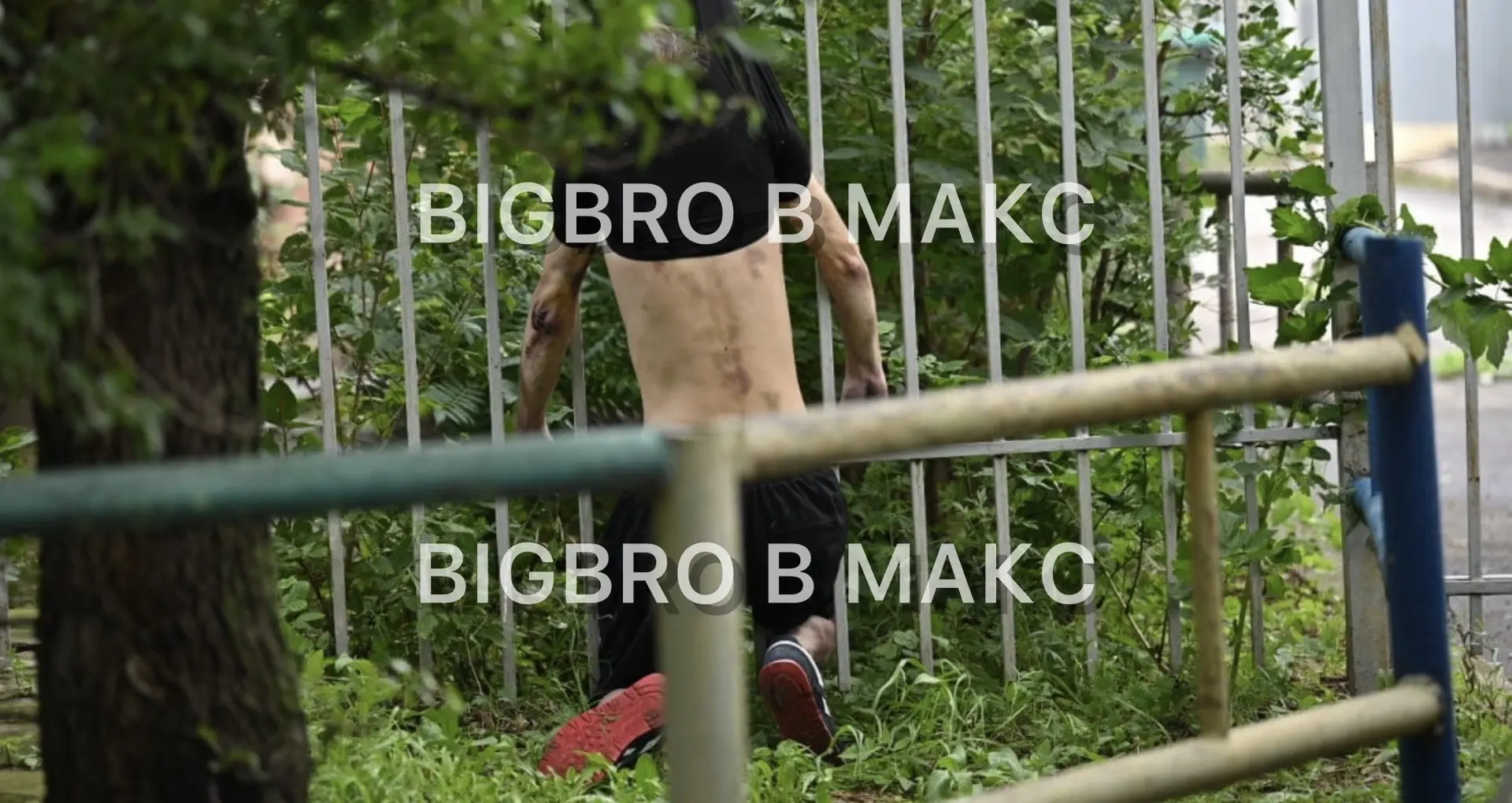 😱На заборе в центре Хабаровске висит труп мужчины (18+)