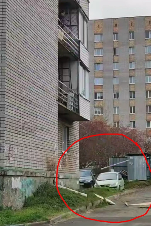 😡 В районе Ворошилова, у школы 93, из общежития 30 на дорогу выбрасывают бытовой мусор...