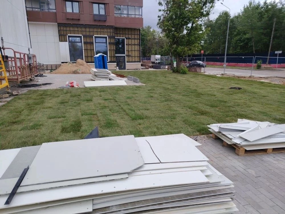 🏆 1600 м² рулонного газона за один день! 🌿На объекте реновации специалисты Green Hist...