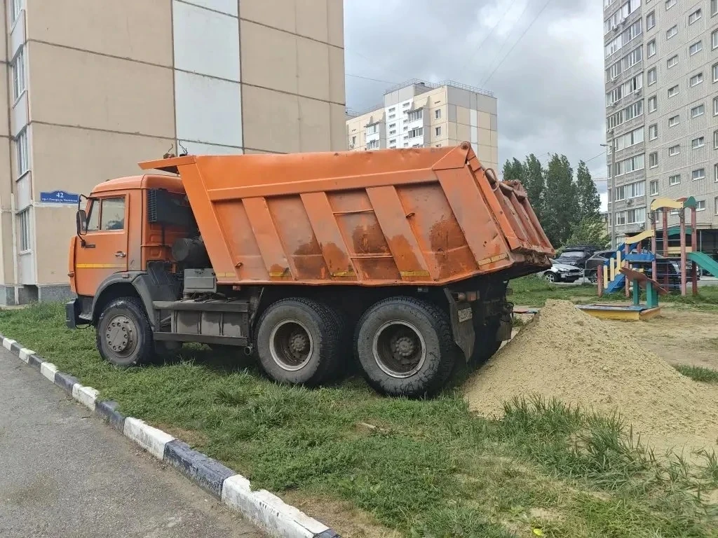 ✅ Продолжаем работы по благоустройству ваших домов и придомовых территорий.

▪️На этой неделе мы пра