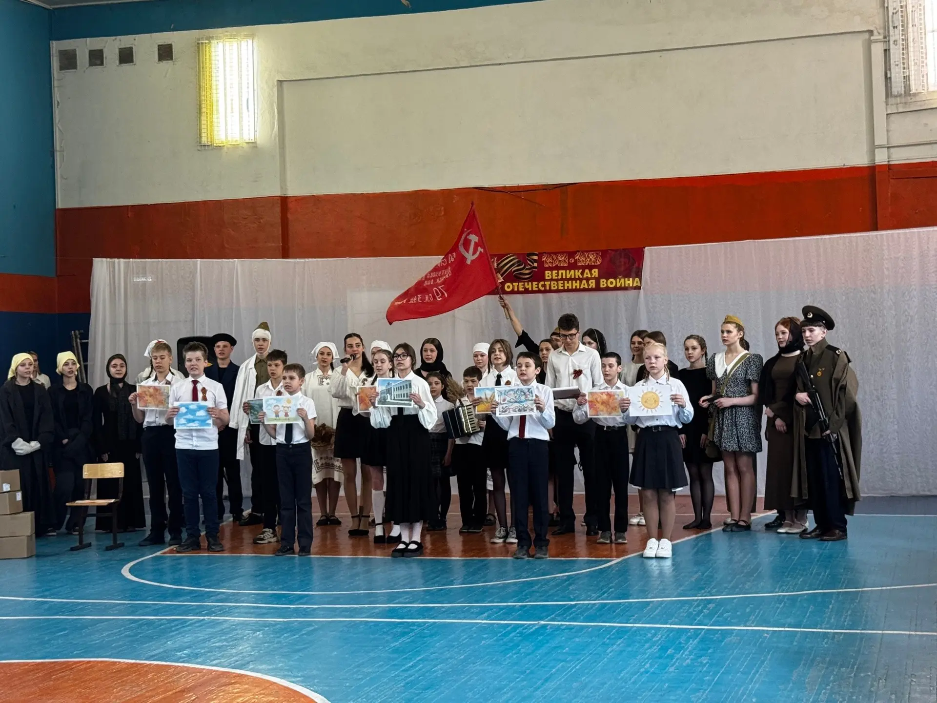 В нашей школе прошла торжественная линейка, посвященная Дню Победы. Это важное событие ...