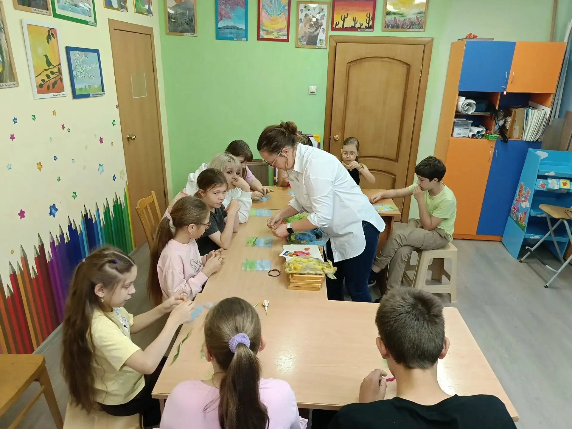 16 июня педагог ОДО "Центр на Староникитской" Балашова О. С. провела мастер-класс "Шерстяная акварел
