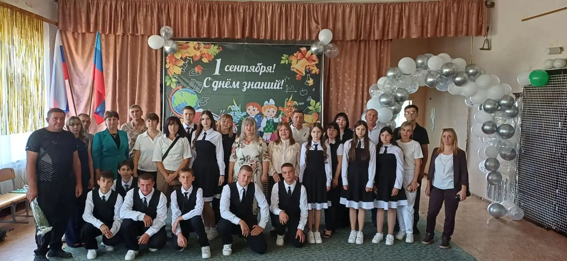 Первого сентября Станично-Луганская средняя школа с. Нижнетеплое вновь распахнула двери.