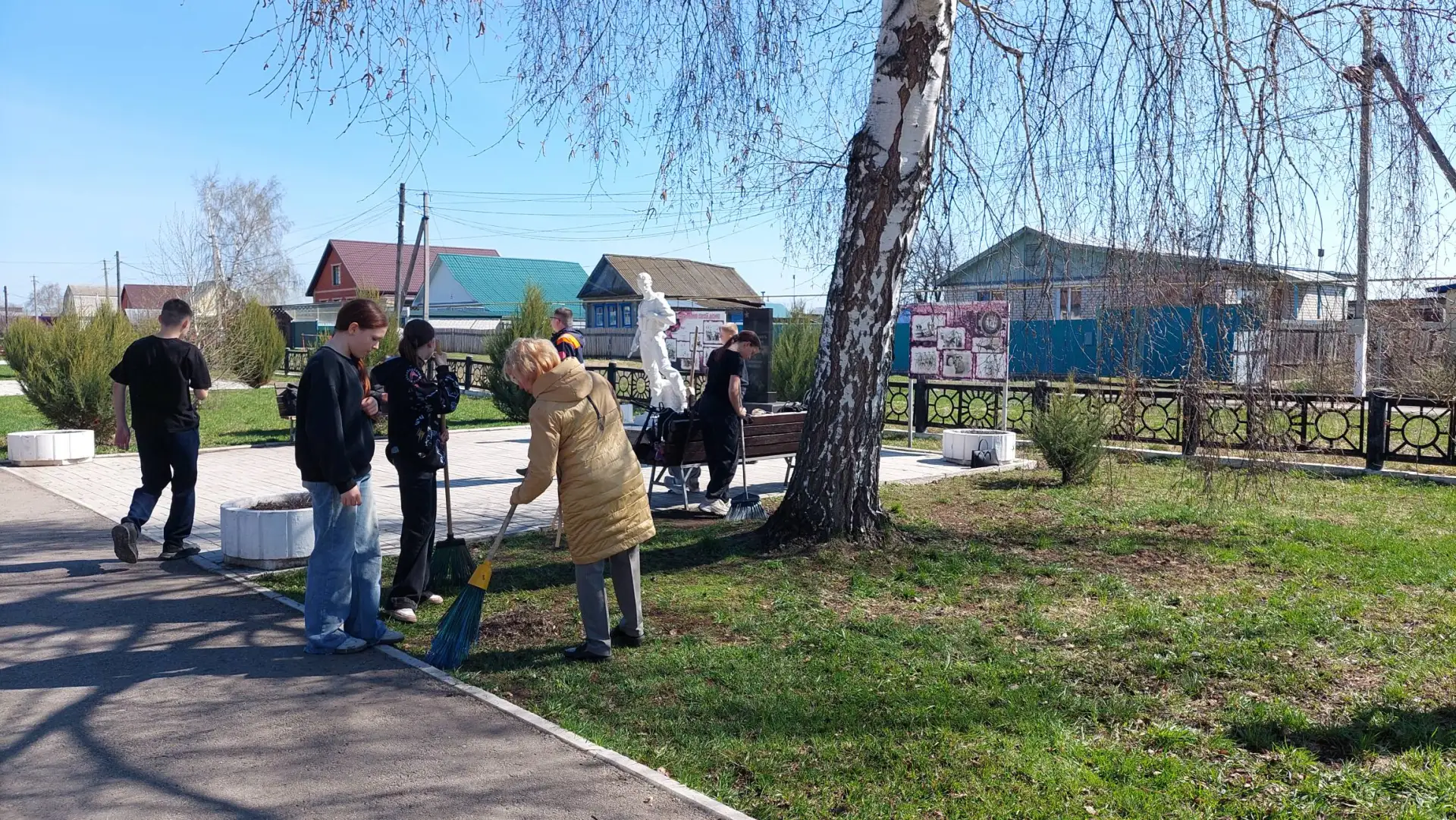 В МОУ Новомалыклинской СОШ прошёл субботник «Мы за чистоту»