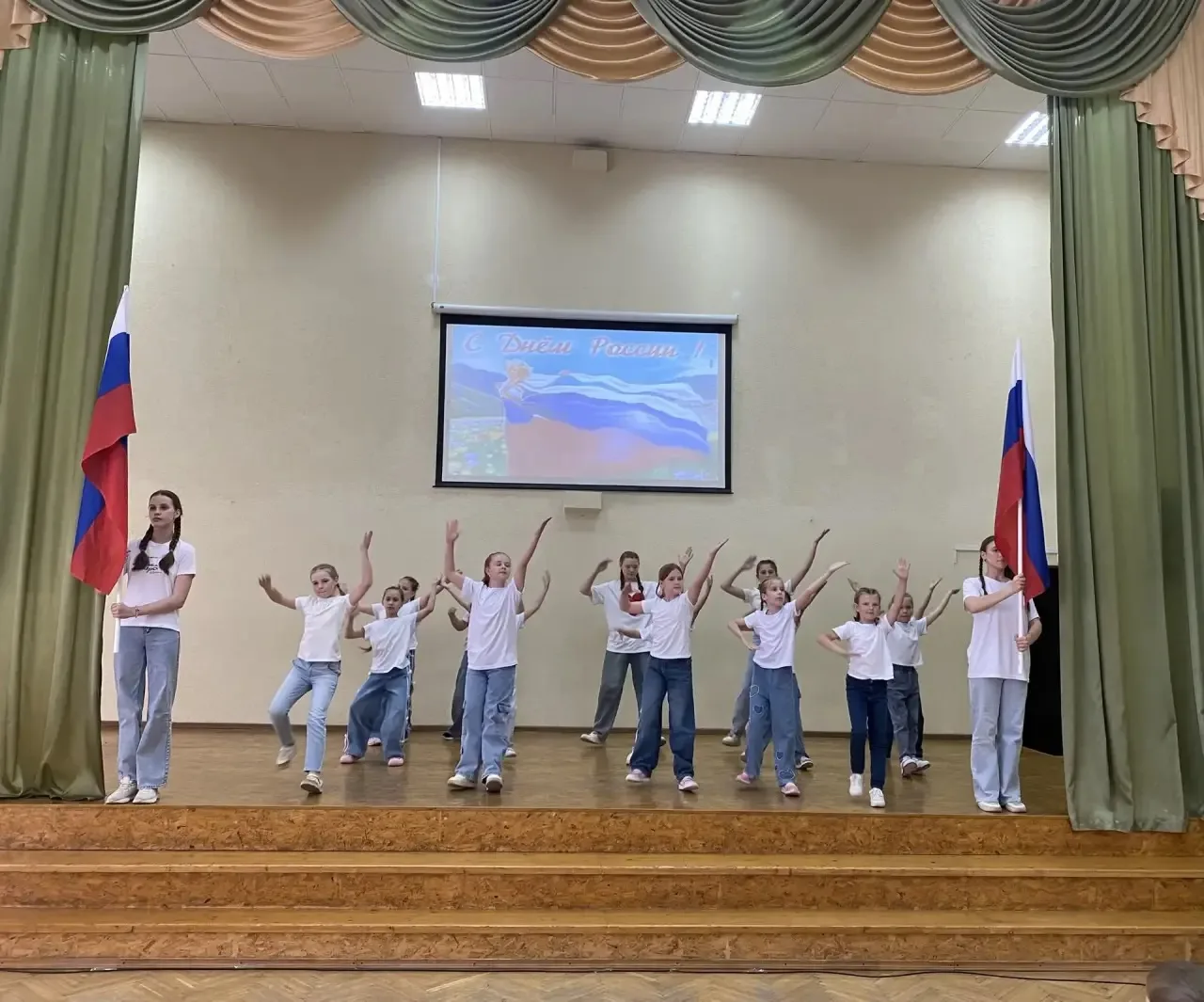 🇷🇺 Флаг России в наших сердцах: как прошёл праздничный концерт. 

В нашем пришкольном лагере сегод