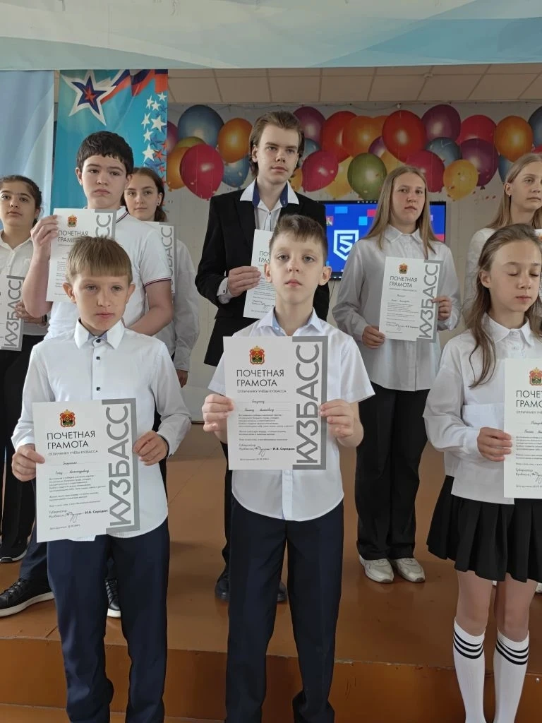 Гордость школы! 🎓
3 июня в МБОУ ООШ №3 состоялось торжественное вручение Почетных грамот Губернатор
