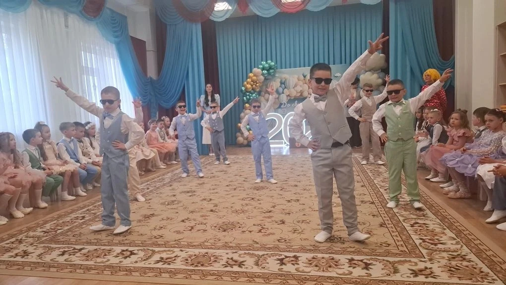 ✌🩷27 мая в подготовительной группе «Фиксики» прошёл  выпускной.  В детском саду «Уникум» – это особе