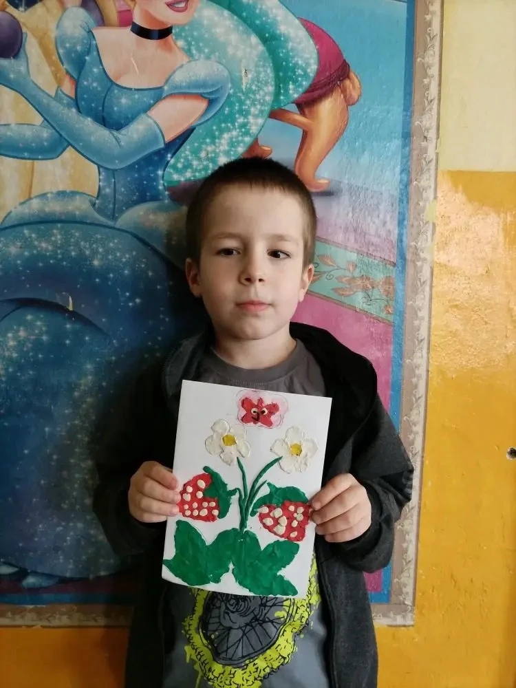 Я леплю из пластилина
Всё, что только захочу:
Захочу — слеплю машину,
Мне такое по плечу.

Вылеплю и