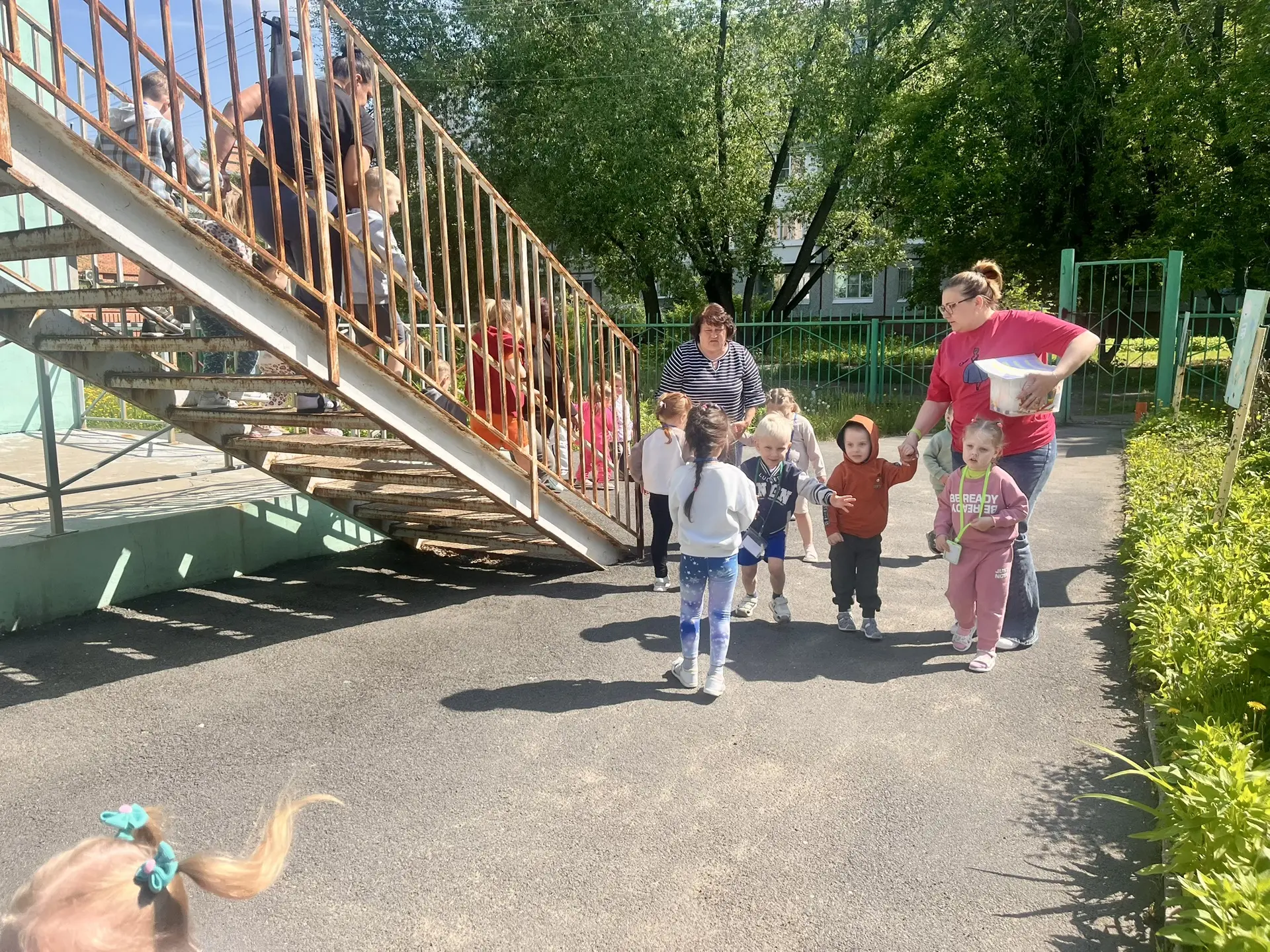 🧯 Учебная тревога!

Все молодцы: организованно, быстро, с бейджами 🏷️ и повязками 😷. Каждый прояв