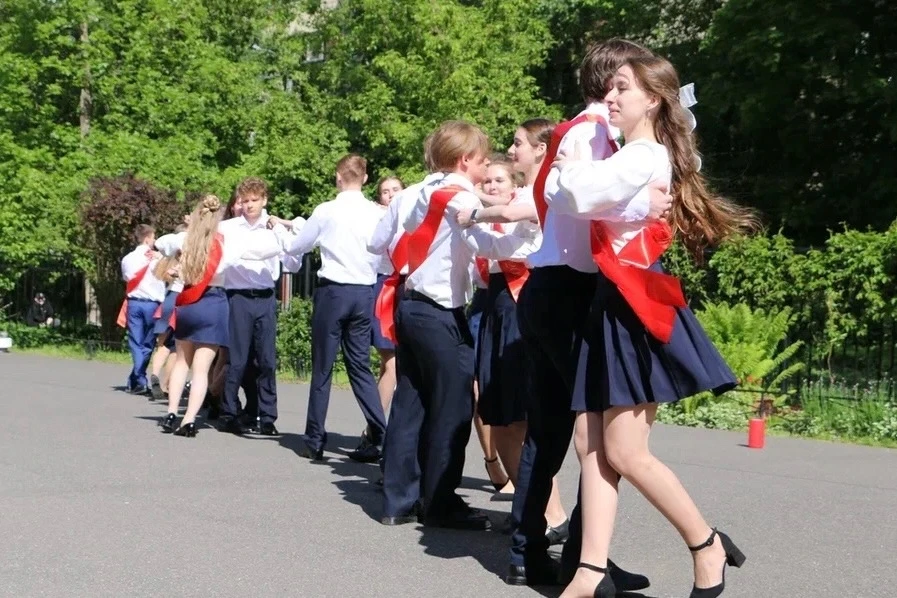🎉 Прозвенел Последний звонок 🎓  🌟 Сегодня в нашем лицее состоялось одно из самых трогательных и долг