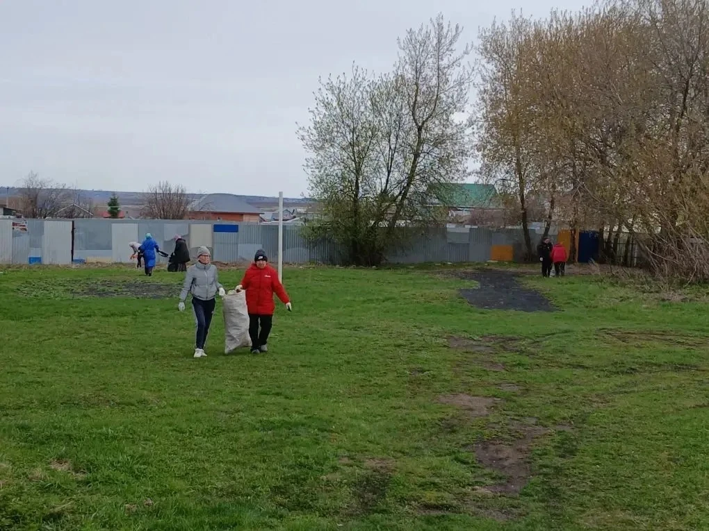 «Мы за чистое село!»  В рамках санитарно-экологического двухмесячника в деревне Азьмушкино прошёл ма