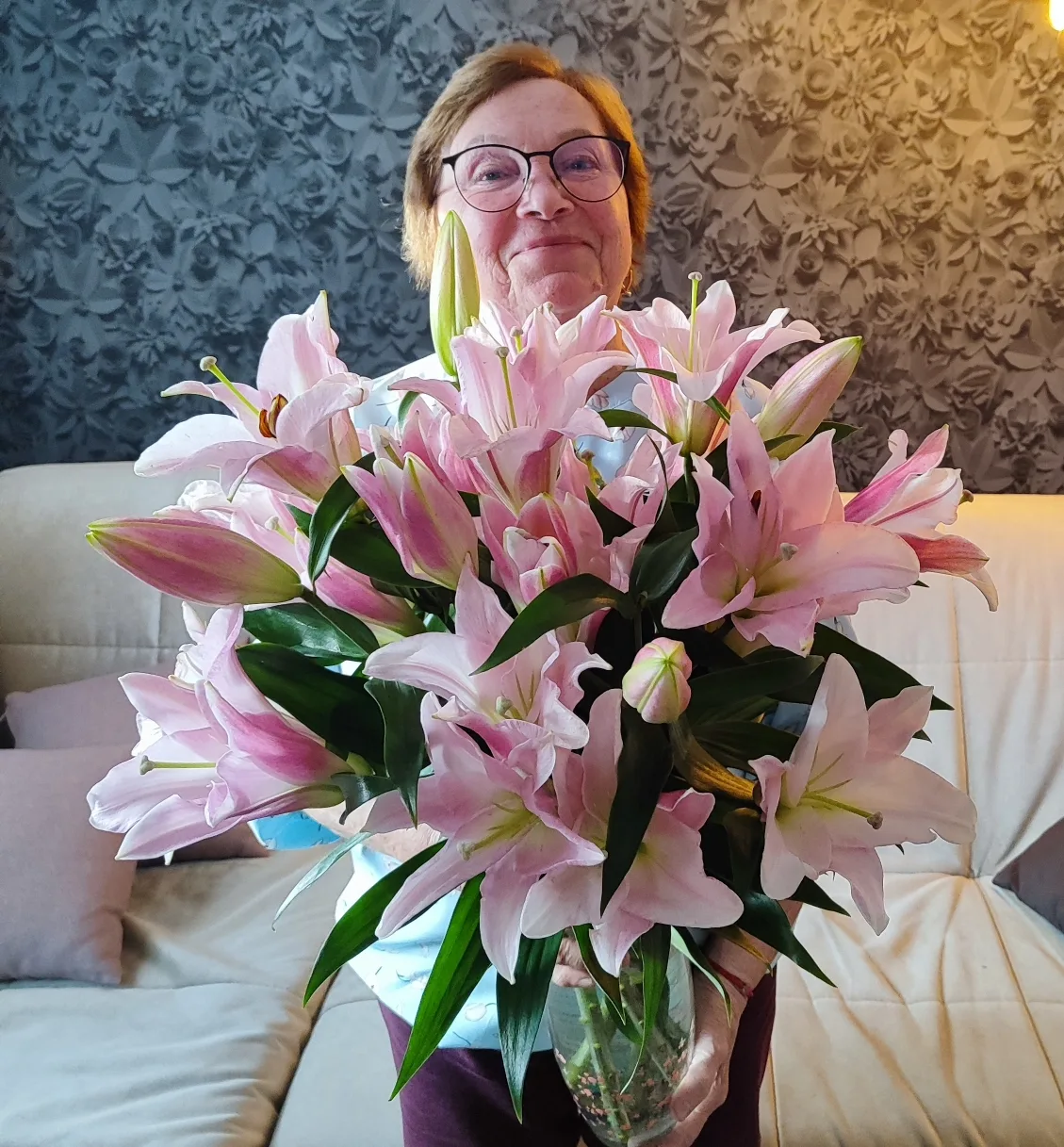 Когда сказала мужу - не покупай лилии, дорого.  И тут так)) даже маму не видно))