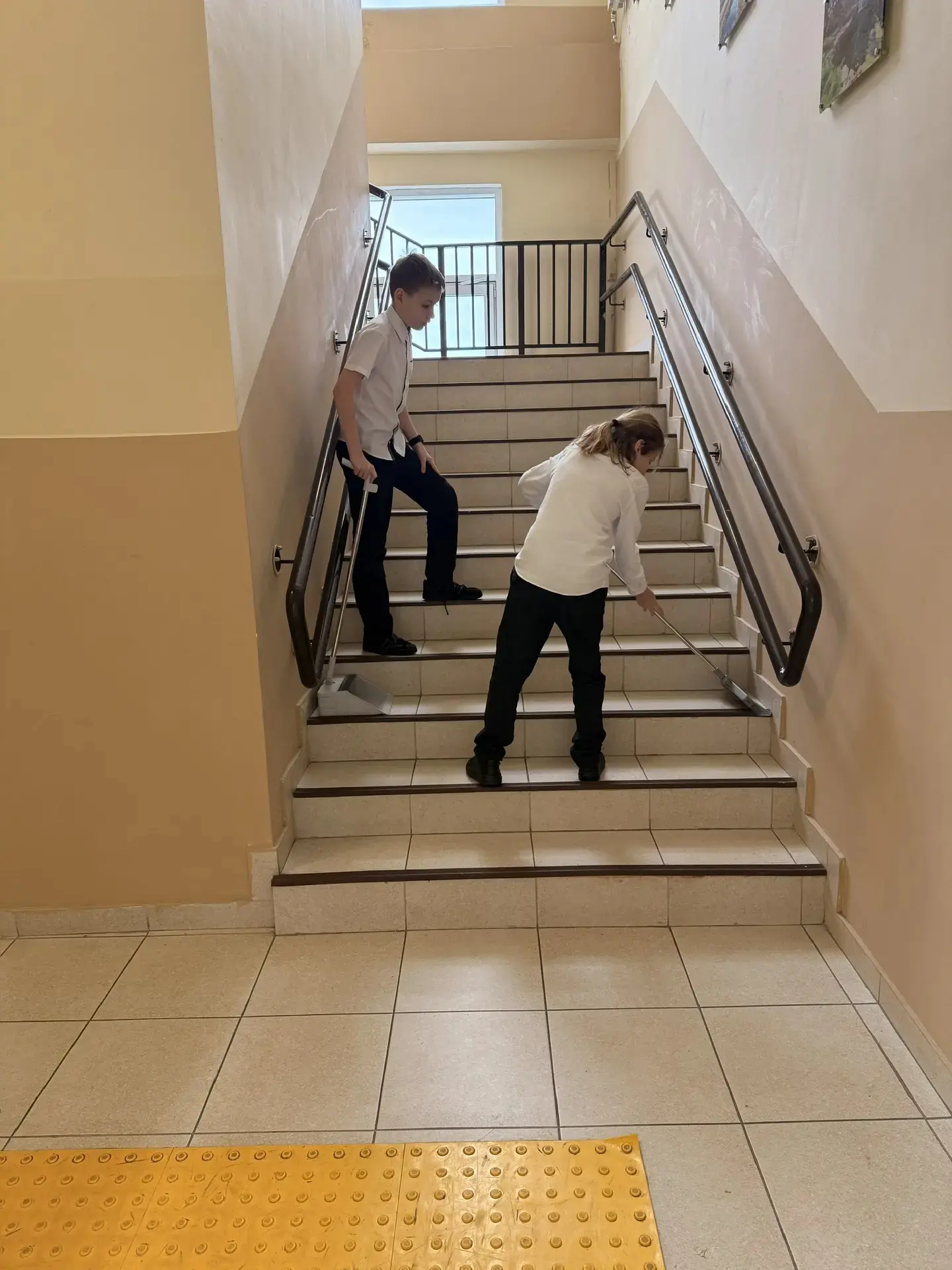 🌸Учащиеся начальных классов вчера приняли участие в еженедельной школьной акции "Чистый четверг".   