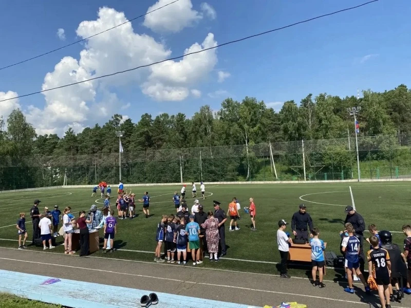 🔹 «Я б в полицию пошел, пусть меня научат!» 🔹

🏕️Красноярские полицейские устроили погружение в м