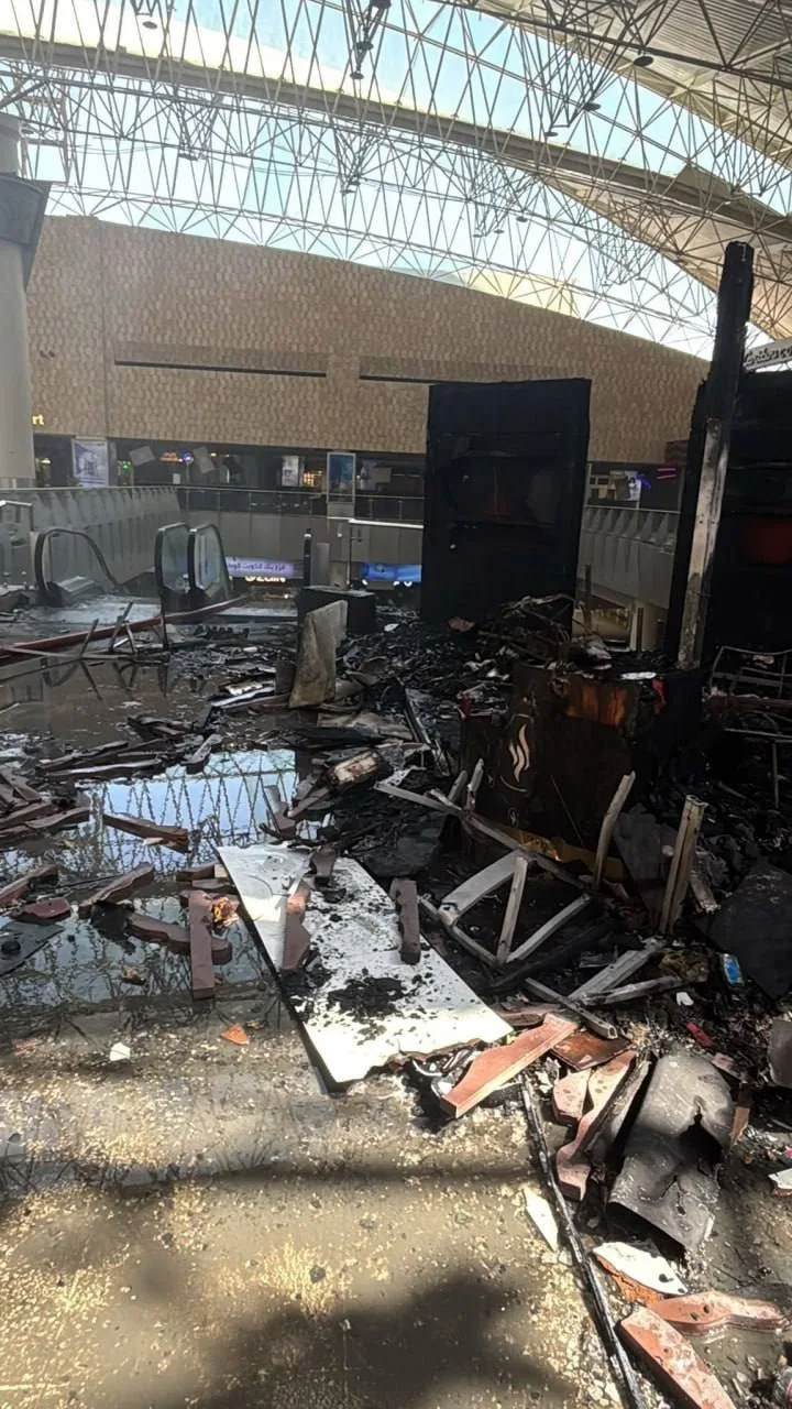 🇰🇼 Аэропорт Кувейта сегодня. Терминал 1 разрушен, в здании произошел пожар. Все рейсы...