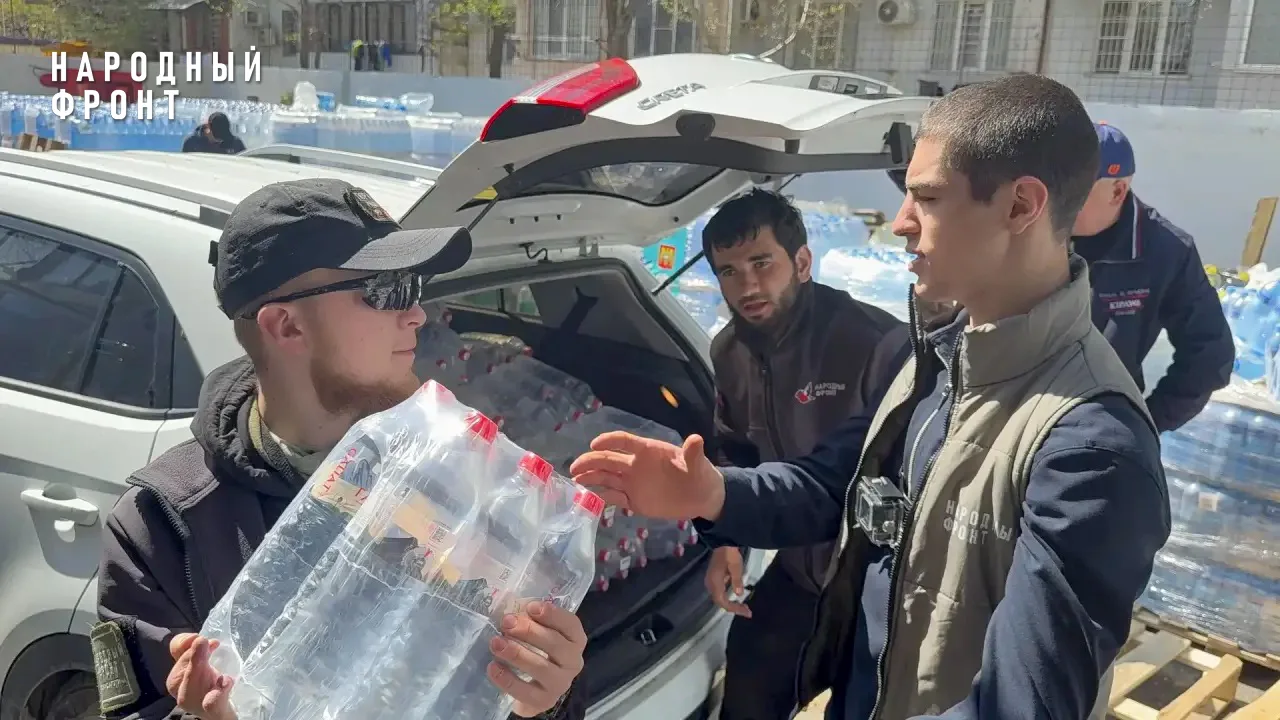 Три недели волонтеры Народного фронта работают в затопленных районах Дагестана по пояс в холодной гр