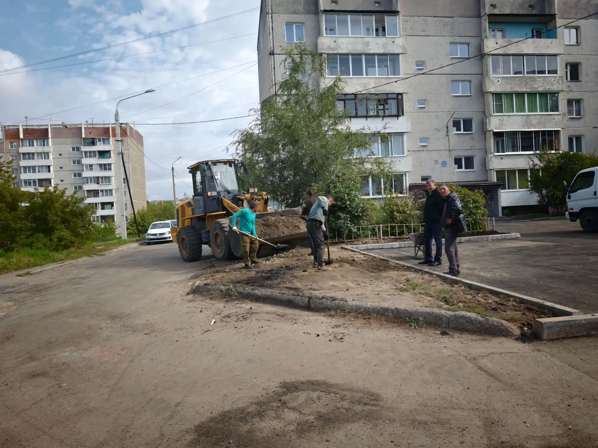 В Университетском продолжаются работы по благоустройству.