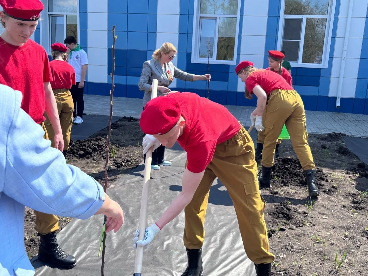 7 мая  во дворе третьего корпуса  появился особенный сад — груши, высаженные в честь защитников Роди