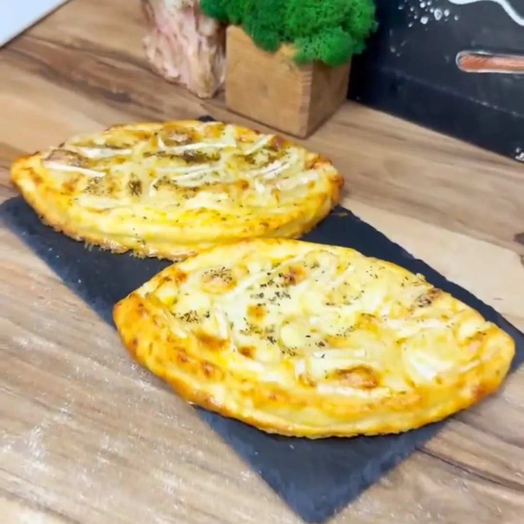 Завтрак: лодочки с грушей и сыром  ✅Яйцо - 1шт; ✅Творог 1% - 180г; ✅Мука рисовая - 40г; ✅Разрыхлител