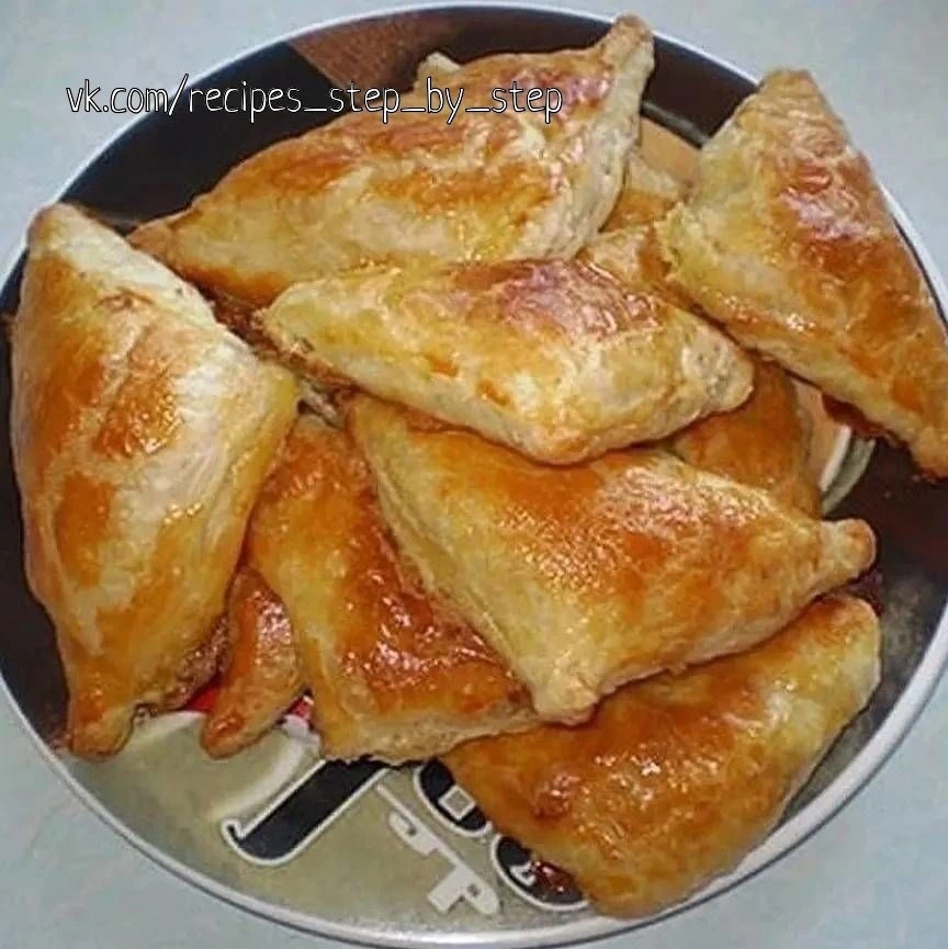 Самсы слоёные с курицей и сыром😍

Ингредиенты:
- 1 пласт теста слоеного бездорожжевого
- 2 отварные