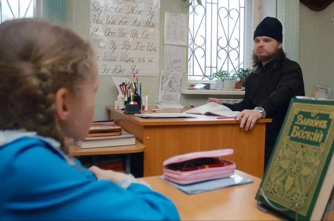 В школах предложили разрешить вводить должность штатного священника

В РПЦ допустили возможность поя