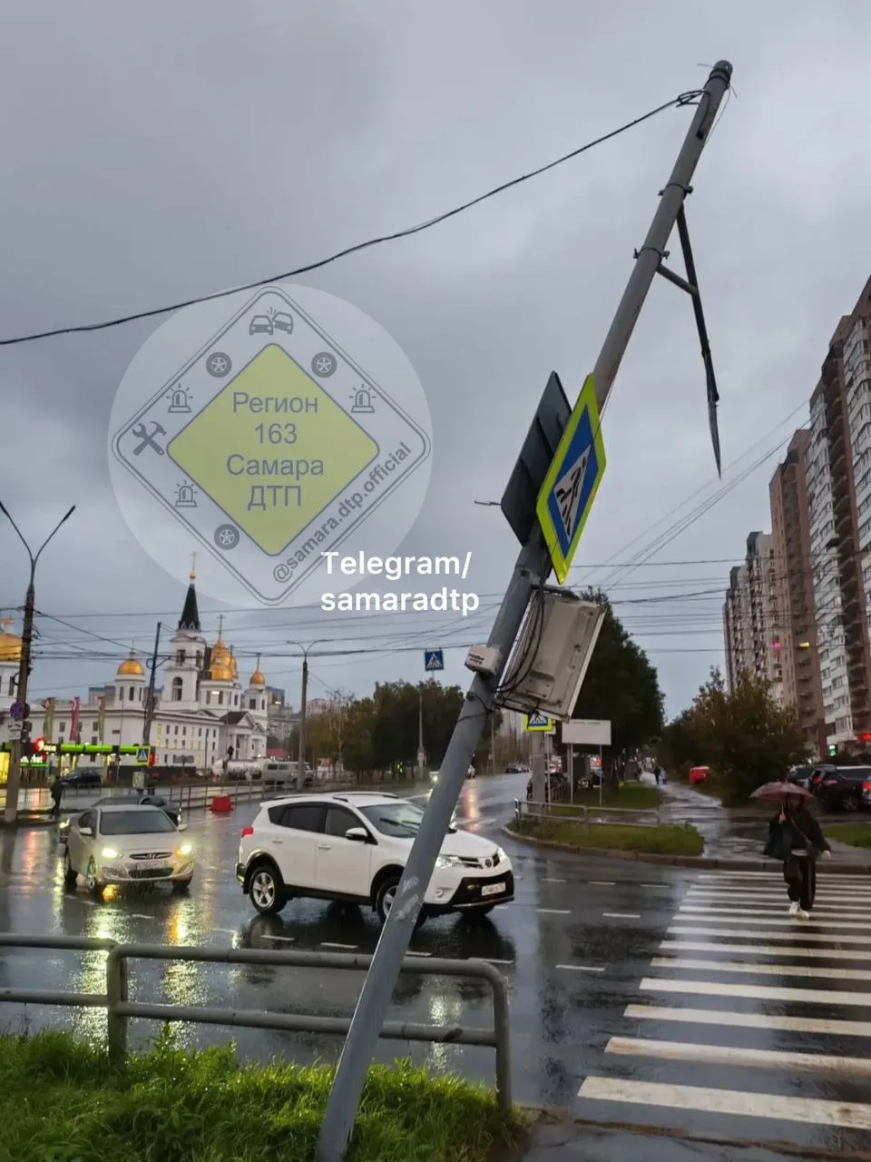 Светофор у Онокоцентра не работает и рядом с ним второй столб стоит под наклоном.