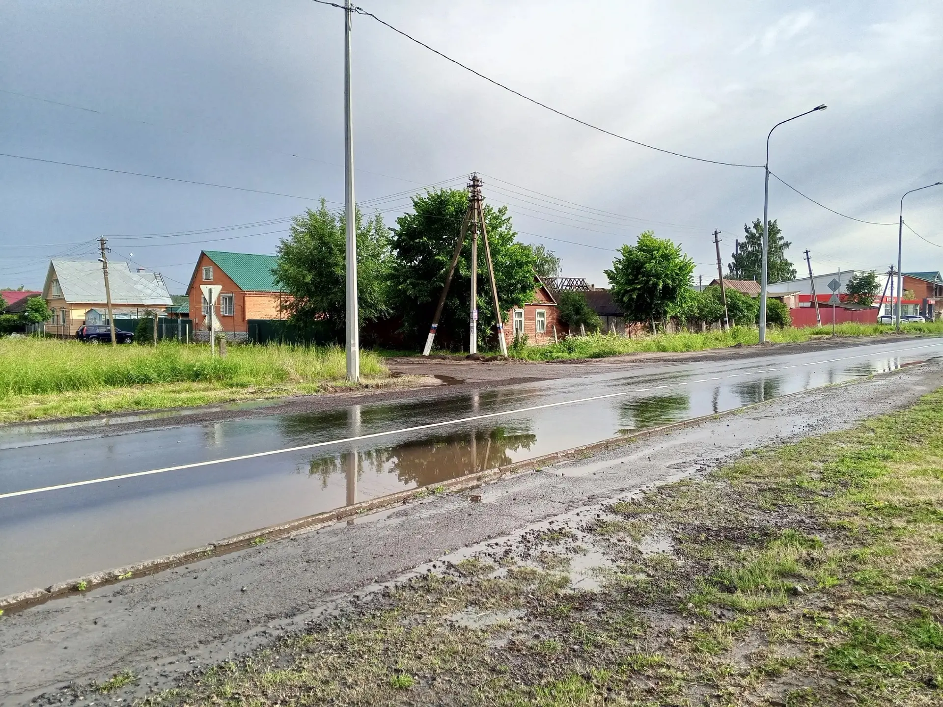 В Шихазанах новая дорога, после дождя на пешеходном переходе дорогу не перейти, только ...