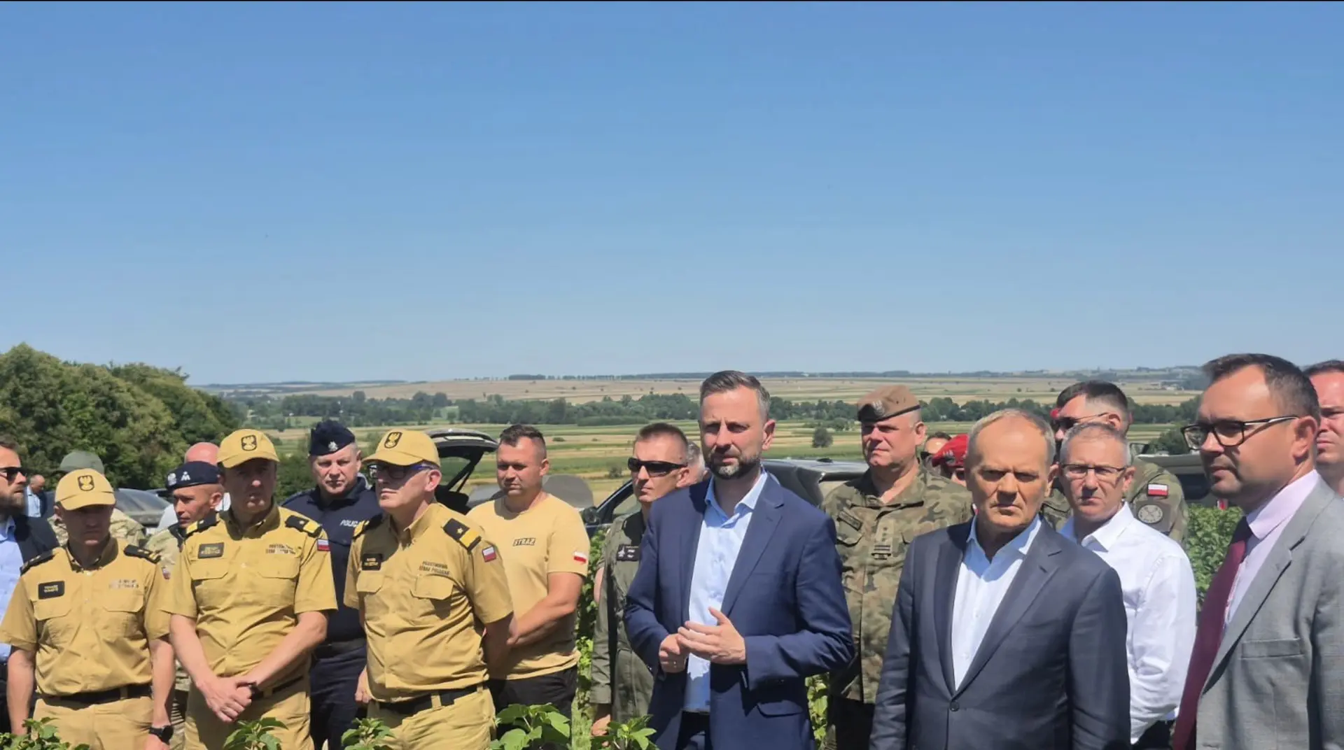 Дональд Туск сегодня почти всю польскую армию собрал у ямы в чистом поле возле Тарнавы-Колонии. Инте
