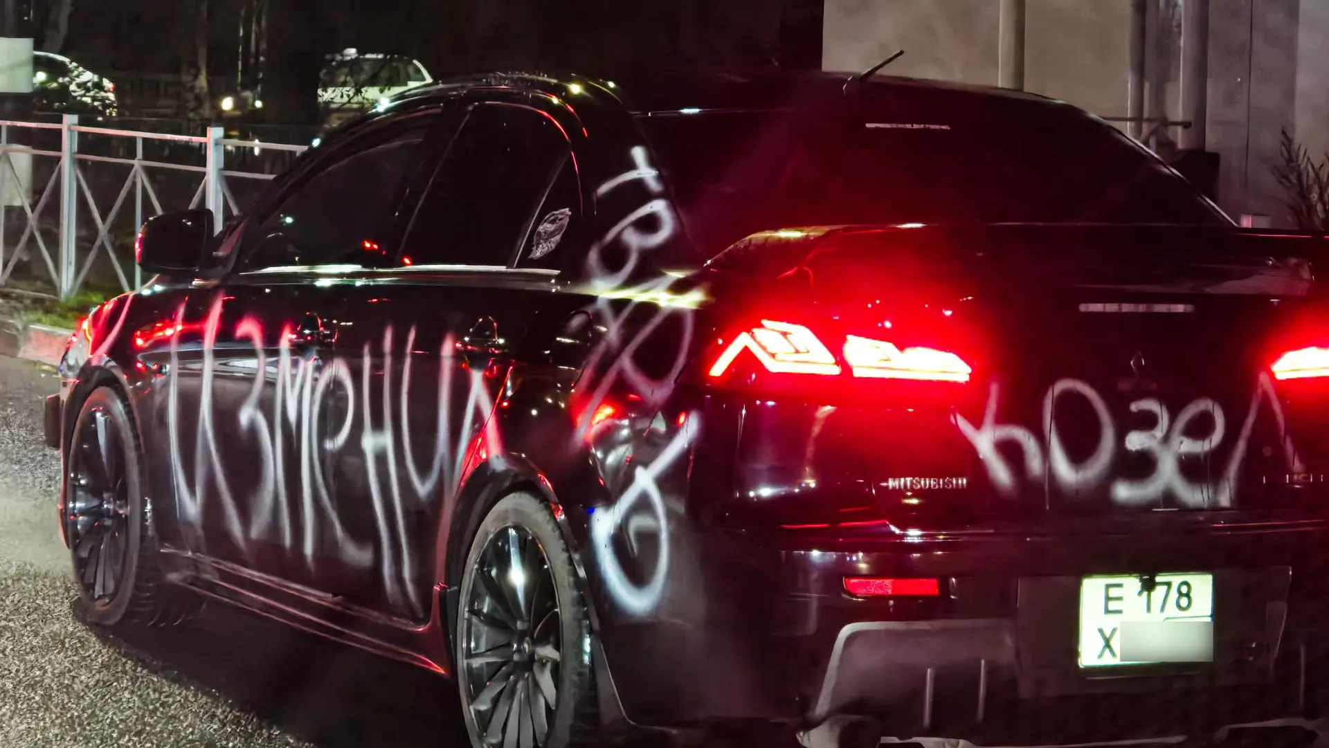🚨💔 ИЗМЕНИЛ, ТВ@РЬ, КОЗЕЛ! На улицах замечен Mitsubishi Lancer, жестко расписанный пос...
