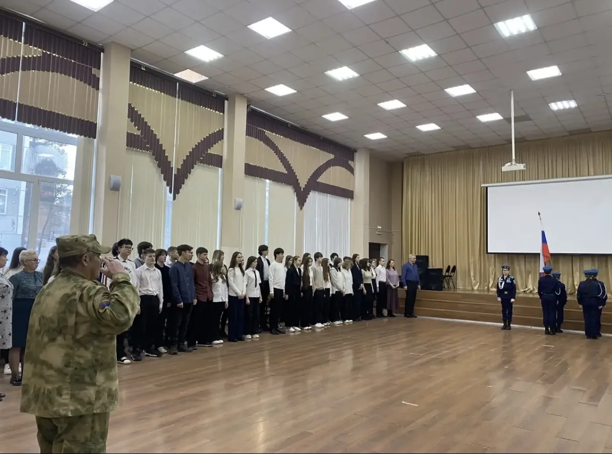 Традиционное утро понедельника! Поднятие флага кадетами 5 взвода.