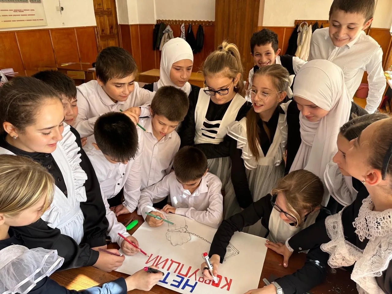 Наши активисты 5 «А» класса приняли активное участие в конкурсе «Вместе против коррупции».
Организат