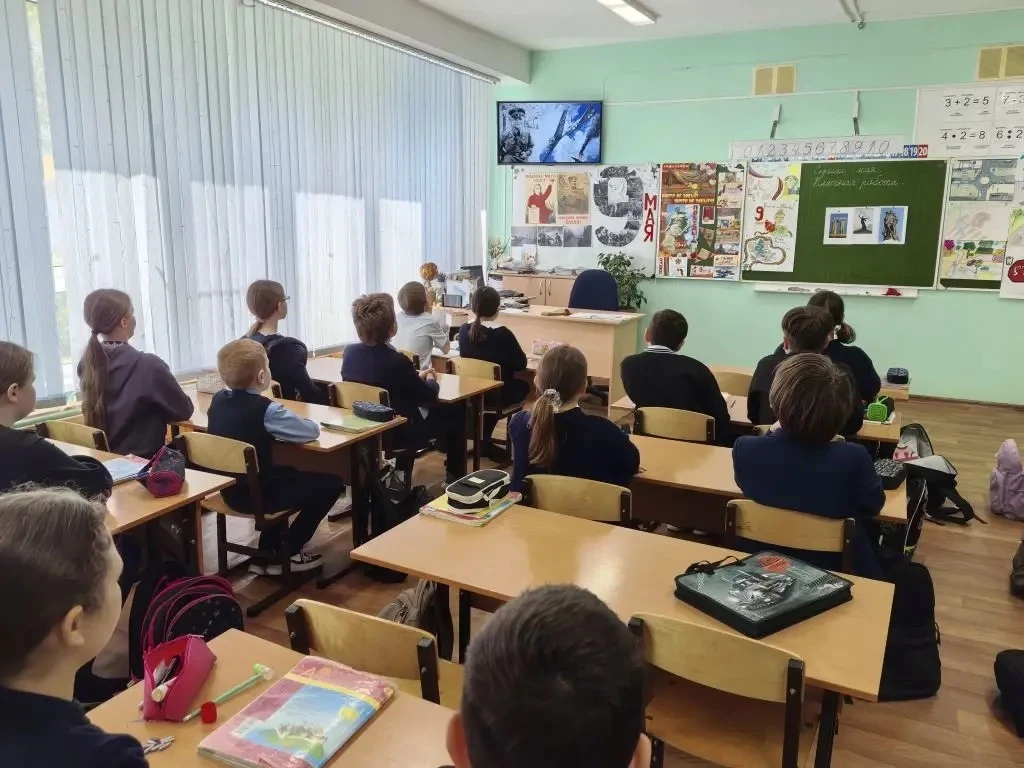 В 4А прошёл классный час, посвящённый Дню Победы. Ребята узнали о городах-героях, о маршале Победы, 