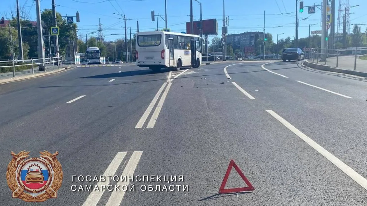 Сотрудники полиции работают на месте ДТП