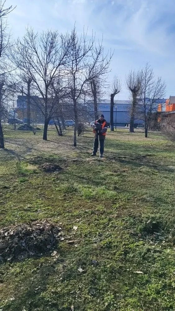 🍂🧹В Бийске полным ходом идут весенние субботники ⁣ В городе активно приводят в порядок общественные 