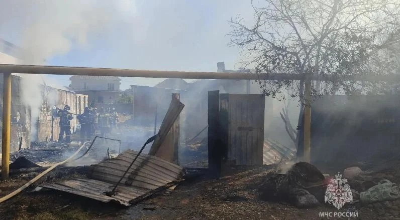 Два дома вспыхнули в Ленинском районе Астрахани