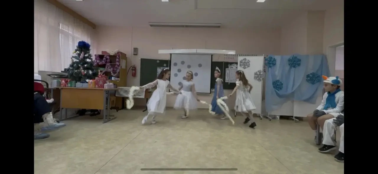 Сказочная премьера от 2 «В» класса  Сегодня состоялась волшебная постановка сказки **«Снежная Короле