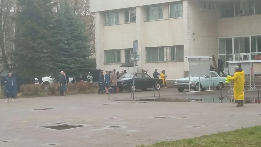 У ДК Судостроитель проходят съёмки.