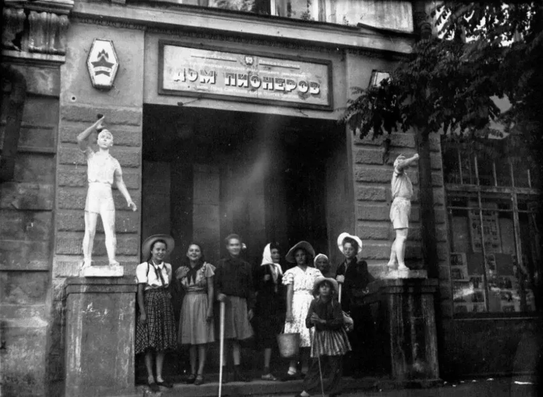 У входа в Дом пионеров
