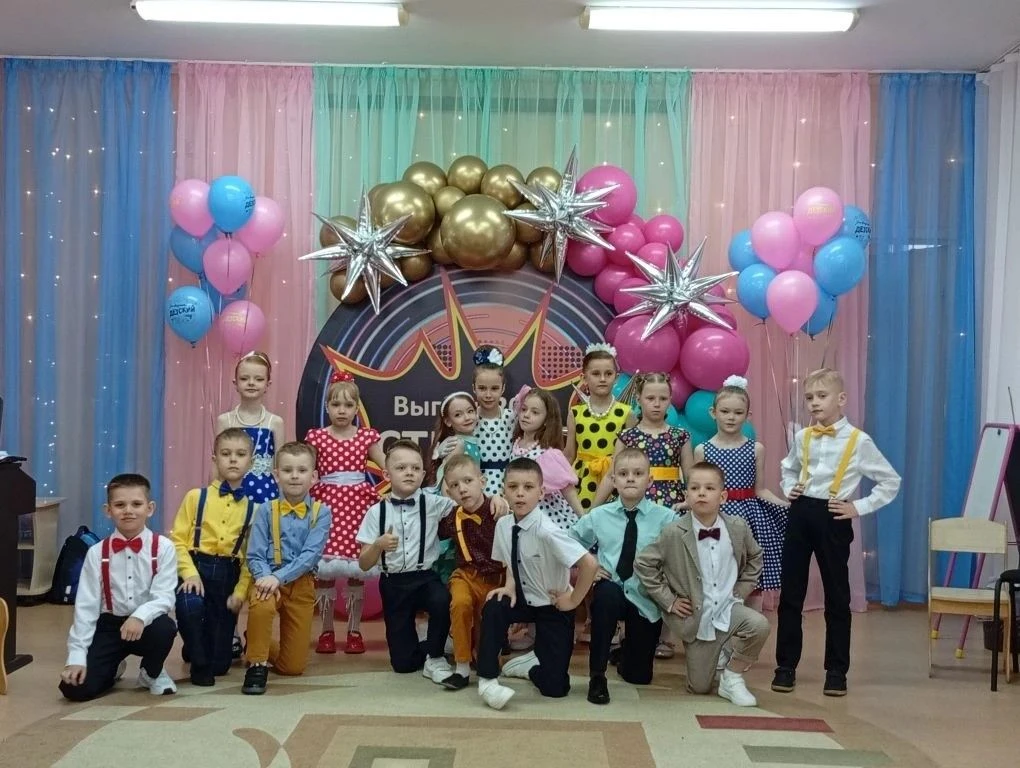 🎉 У нас выпускной! 🎉Сегодня бал в детском саду прошёл на ура! 🥳Наши маленькие стиляги: