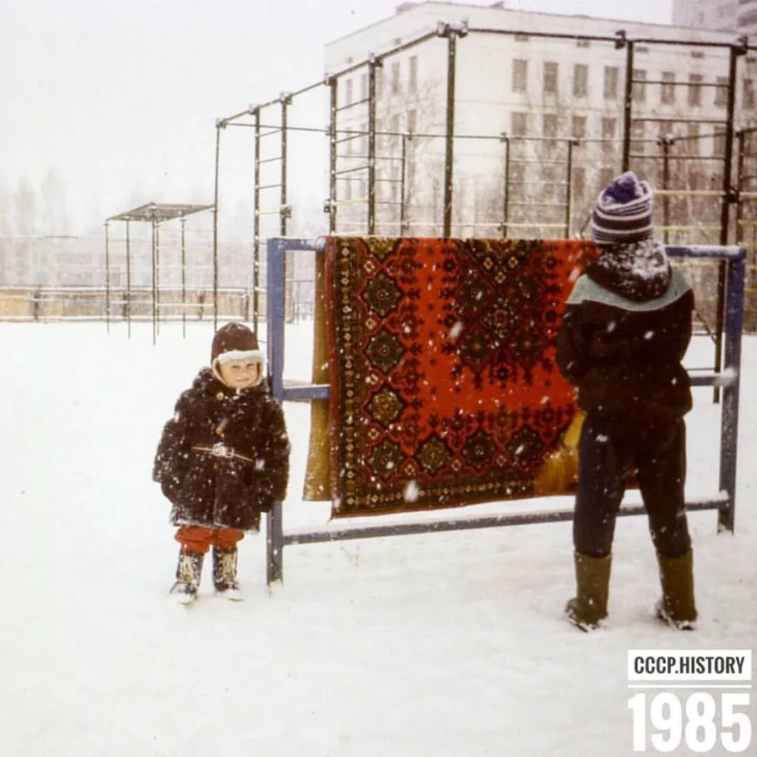 Дети выбивают пыль из ковра на школьном дворе 1985 год

🚩

СССР История Факты