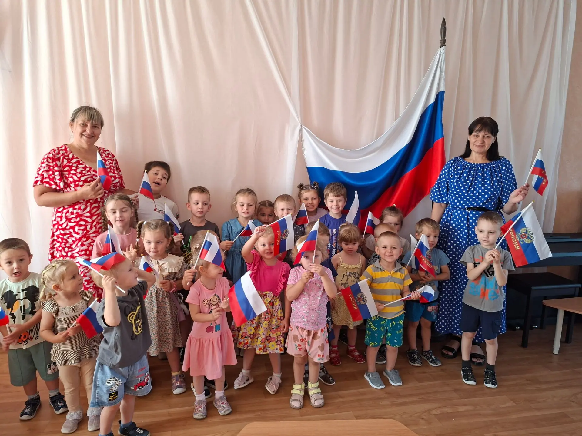 🇷🇺В детских ручках — маленький флажок.