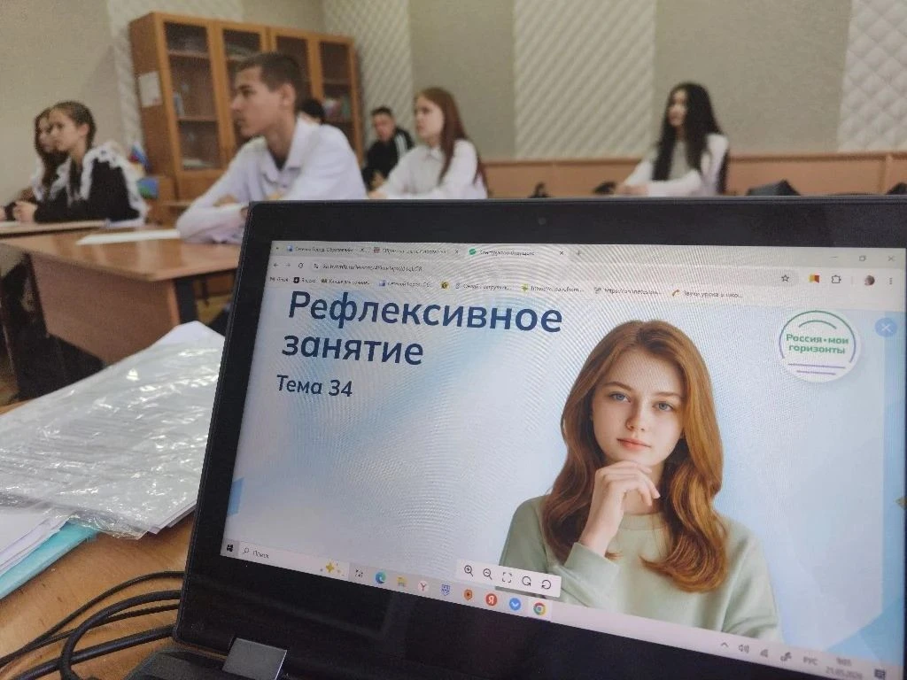 На игре «Точка выбора» школьники разбирали ситуации обычных ребят: технаря, которому сл...