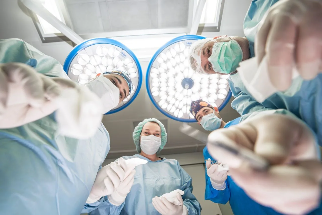 👨‍⚕ Консультации ведущих детских хирургов по ОМС