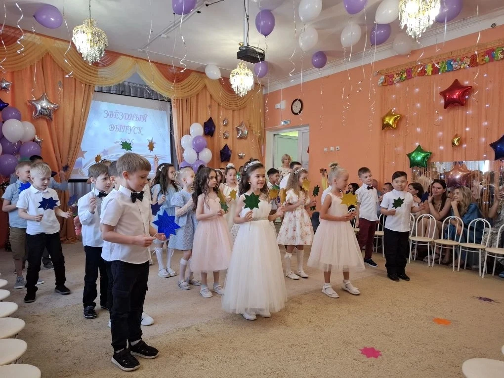 Сегодня в нашем детском саду было особенно шумно: состоялся настоящий праздник — «Звёзд...