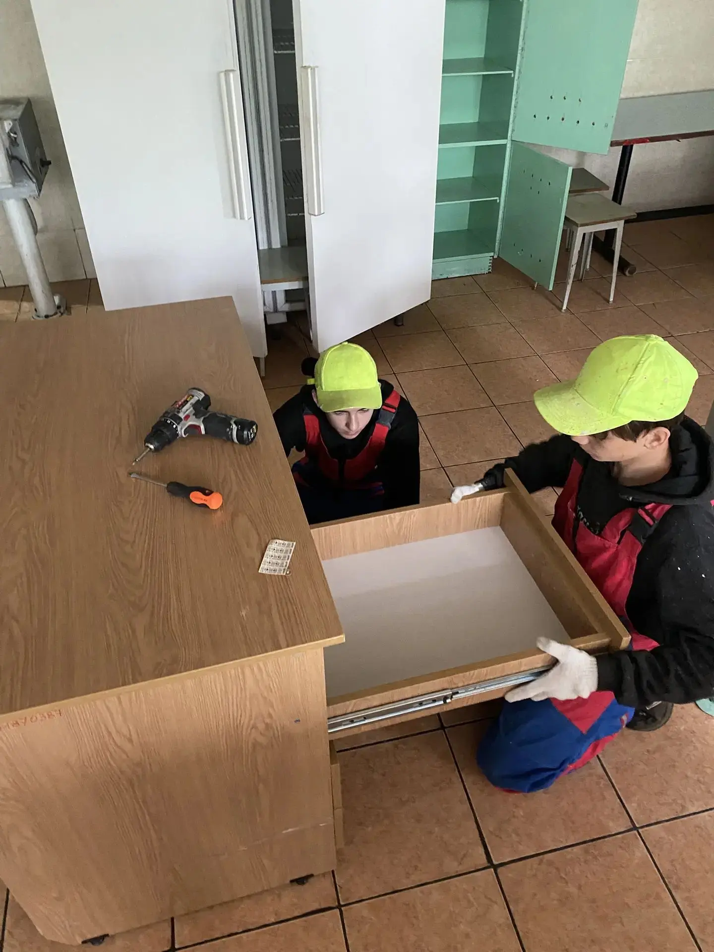 В школьной столовой полным ходом идет ремонт. Ребята отлично потрудились: мальчики помо...