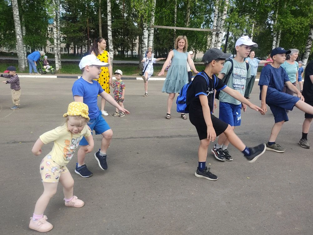 💪Массовая зарядка в пгт Кумёны! 

🇷🇺12 июня в пгт Кумёны прошла массовая зарядка, приуроченная к 
