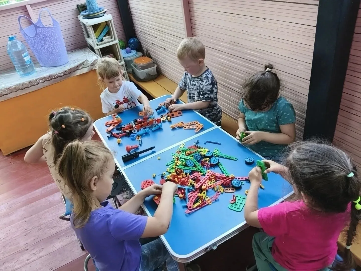 Настольные игры и конструирование на прогулке в средней группе.