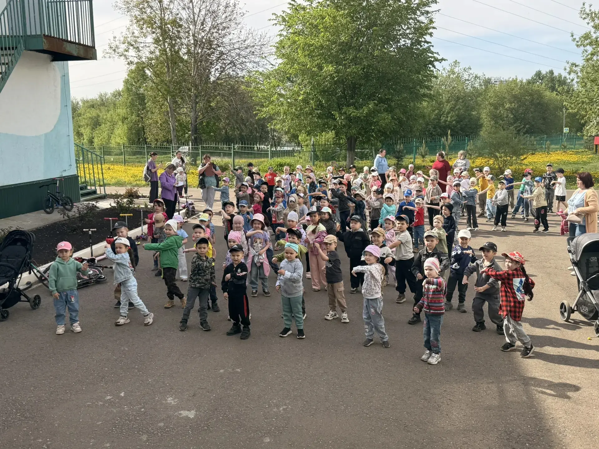 Каждое утро в нашем детском саду начинается с зарядки, которая позволяет укреплять здор...